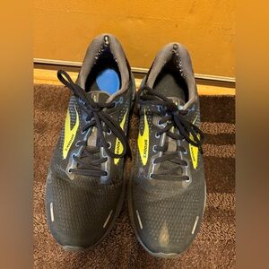 Men’s tennis shoes